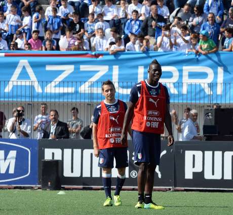 Balotelli visitou bairro-sede da Camorra no passado e retomou polêmica em Nápoles Balotelli visitou bairro-sede da Camorra no passado e retomou polêmica em Nápoles