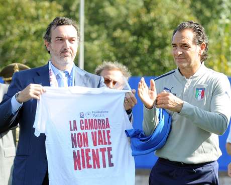 Cesare Prandelli (à dir.) posa com camisa com mensagem anti-máfia Cesare Prandelli (à dir.) posa com camisa com mensagem anti-máfia