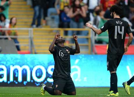 Varela comemora um dos gols da vitória de Portugal. vaga na Copa, no entanto, será decidida na repescagem <p>Varela comemora um dos gols da vitória de Portugal. vaga na Copa, no entanto, será decidida na repescagem</p>