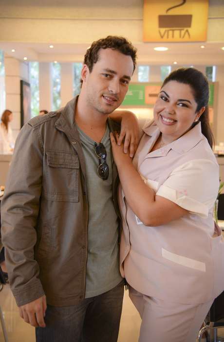 A personagem Perséfone (Fabiana Karla) sofreu discriminação e foi humilhada pela família do noivo Daniel (Rodrigo Andrade) A personagem Perséfone (Fabiana Karla) sofreu discriminação e foi humilhada pela família do noivo Daniel (Rodrigo Andrade)