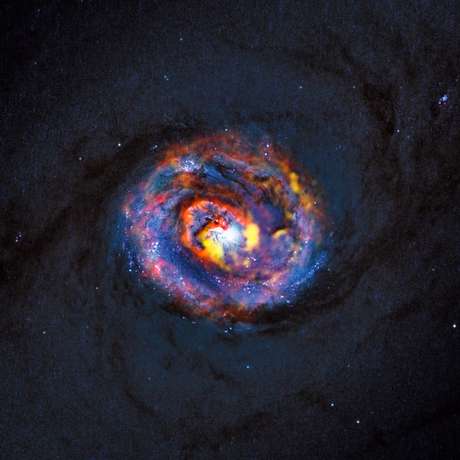 Observações revelaram pela primeira vez uma estrutura em espiral e uma inesperada corrente de material se deslocando para o exterior nas regiões centrais da galáxia ativa próxima NGC 1433 Observações revelaram pela primeira vez uma estrutura em espiral e uma inesperada corrente de material se deslocando para o exterior nas regiões centrais da galáxia ativa próxima NGC 1433