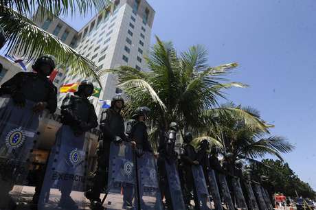 Homens do Batalhão de Guarda, tropa de elite do Exército, portam escudos, viseiras, uma espécie de armadura, além de armas não letais Homens do Batalhão de Guarda, tropa de elite do Exército, portam escudos, viseiras, uma espécie de armadura, além de armas não letais