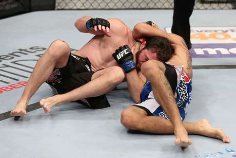 Tony Ferguson finaliza Mike Rio no primeiro round Tony Ferguson finaliza Mike Rio no primeiro round