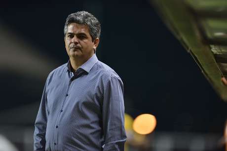 Após saída conturbada do São Paulo, Ney Franco conduz Vitória à boa campanha; técnico é desejado desde 2011 pelo Santos <p>Após saída conturbada do São Paulo, Ney Franco conduz Vitória à boa campanha; técnico é desejado desde 2011 pelo Santos</p>