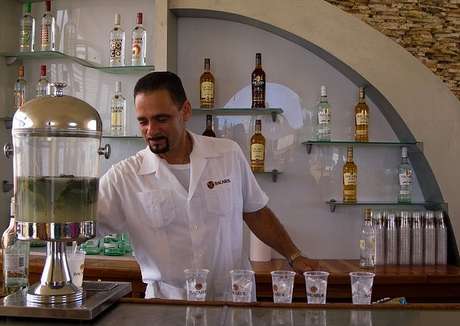 Aqueles que visitam a fábrica da Bacardi em Porto Rico conhecem um pouco mais da história desta bebida e podem degustar dois drinques gratuitamente Aqueles que visitam a fábrica da Bacardi em Porto Rico conhecem um pouco mais da história desta bebida e podem degustar dois drinques gratuitamente