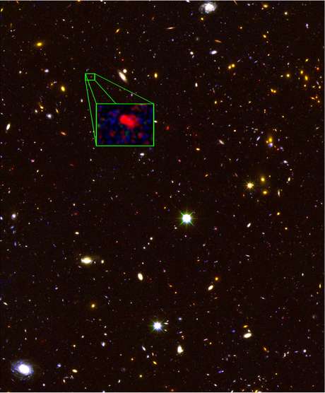 Imagem feita pelo telescópio Hubble mostra região no céu do norte. Praticamente todos os objetos vistos são galáxias e, no detalhe, aparece z8_GND_5296, confirmada como a galáxia mais distante conhecida Imagem feita pelo telescópio Hubble mostra região no céu do norte. Praticamente todos os objetos vistos são galáxias e, no detalhe, aparece z8_GND_5296, confirmada como a galáxia mais distante conhecida