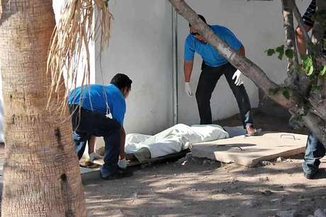 Rolando Chacón / Reforma Un jornalero agrícola originario del municipio de Casas Grandes, Chihuahua, murió afuera del Hospital General de Guaymas Sonora esperando atención médica la cual supuestamente le negaron por carecer de servicio médico o dinero para pagarlo.