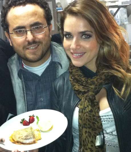 Ao lado do chef Isaac Azar, a atriz Monique Alfradique apresenta o Crepe da Monique, prato criado em sua homenagem no Paris 6 Ao lado do chef Isaac Azar, a atriz Monique Alfradique apresenta o Crepe da Monique, prato criado em sua homenagem no Paris 6