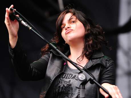 Emmily Barreto, do Far From Alaska, durante show no Planeta Terra Fesival 2012 Emmily Barreto, do Far From Alaska, durante show no Planeta Terra Fesival 2012