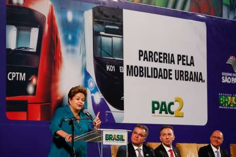 Presidente Dilma Rousseff durante cerimônia de anúncio de investimentos do PAC Mobilidade Urbana em São Paulo Presidente Dilma Rousseff durante cerimônia de anúncio de investimentos do PAC Mobilidade Urbana em São Paulo