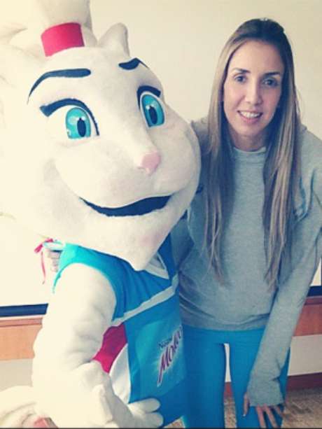 Thaísa posou para foto com novo mascote do time: Molicat Thaísa posou para foto com novo mascote do time: Molicat