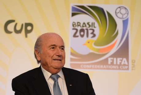 Presidente da Fifa rebateu as críticas e disse que não é um "parasita sem coração sugando o sangue do futebol" <p>Presidente da Fifa rebateu as críticas e disse que não é um "parasita sem coração sugando o sangue do futebol"</p>