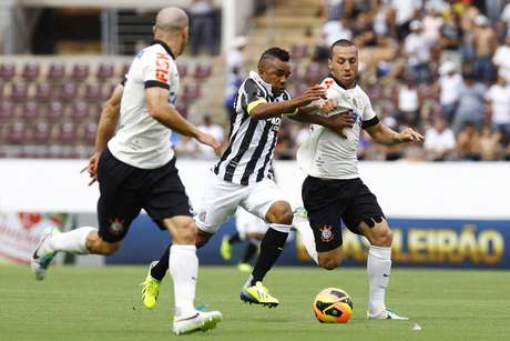 Cicinho teve atuação discreta no clássico de domingo, mas foi mais um a defender a permanência de Claudinei para a próxima temporada <p>Cicinho teve atuação discreta no clássico de domingo, mas foi mais um a defender a permanência de Claudinei para a próxima temporada</p>
