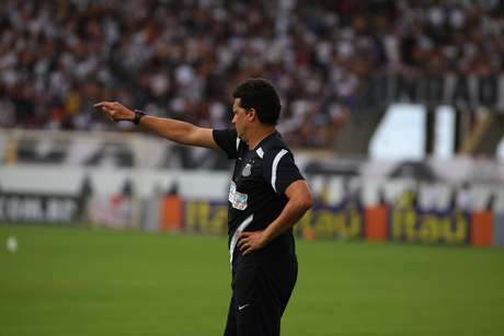 Técnico Claudinei Oliveira pediu por posição sobre a sua permanência; clube iniciou busca por um treinador "medalhão" para 2014 <p>Técnico Claudinei Oliveira pediu por posição sobre a sua permanência; clube iniciou busca por um treinador "medalhão" para 2014</p>