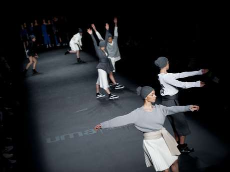 Grife Uma levou para a passarela do São Paulo Fashion Week, em 2013, um espetáculo de dança. As peças usadas pelos bailarinos eram feitas de tule estampado, veludo de seda, malha, crepe da chibé, tricôs de viscose, lã, algodão e couro sintéticos. Os looks foram inspirados no jeito particular que as bailarinas se vestem. <p>Grife Uma levou para a passarela do São Paulo Fashion Week, em 2013, um espetáculo de dança. As peças usadas pelos bailarinos eram feitas de tule estampado, veludo de seda, malha, crepe da chibé, tricôs de viscose, lã, algodão e couro sintéticos. Os looks foram inspirados no jeito particular que as bailarinas se vestem.</p><p> </p>
