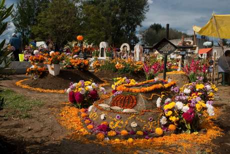 Flores decoram os túmulos em preparação para a Alumbrada, festejo realizado todos os anos na comunidade de San Andrés de Mixquic, na Cidade do México Flores decoram os túmulos em preparação para a Alumbrada, festejo realizado todos os anos na comunidade de San Andrés de Mixquic, na Cidade do México