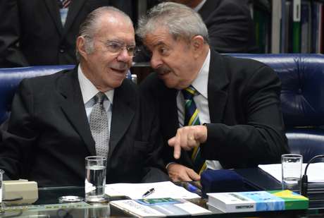 Opositor a Sarney (esq.) durante a Assembleia Constituinte, Lula (dir.) teceu elogios ao senador durante sessão solene Opositor a Sarney (esq.) durante a Assembleia Constituinte, Lula (dir.) teceu elogios ao senador durante sessão solene