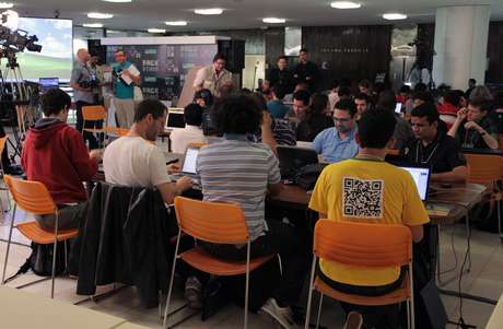 Hackers devem desenvolver protótipos até sexta-feira, e depois têm uma semana para concluir projetos <p>Hackers devem desenvolver protótipos até sexta-feira, e depois têm uma semana para concluir projetos</p>