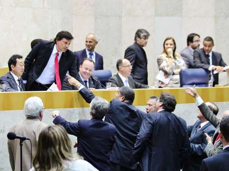 Vereadores discutem durante a sessão que aprovou o aumento do IPTU na capital paulista Vereadores discutem durante a sessão que aprovou o aumento do IPTU na capital paulista
