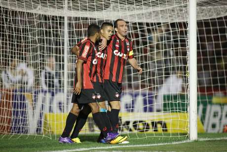 Giuliano Gomes / Gazeta Press Gol do Atlético-PR aconteceu minutos após confusão no gramado contra o Grêmio