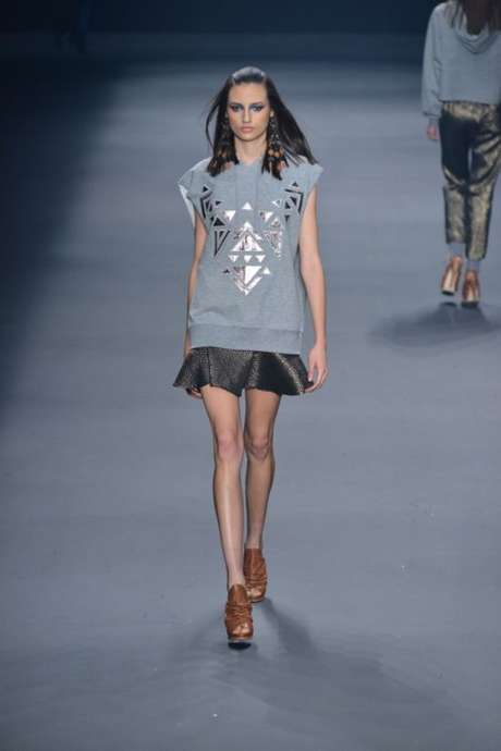 A blusa de moletom apareceu com uma saia com brilhos na passarela, mas vai muito bem também com as calças tipo pijama do verão. Se ela for branca, fará uma perfeita combinação com o cinza. Na foto, desfile de Juliana Jabour <p>A blusa de moletom apareceu com uma saia com brilhos na passarela, mas vai muito bem também com as calças tipo pijama do verão. Se ela for branca, fará uma perfeita combinação com o cinza. Na foto, desfile de Juliana Jabour</p>