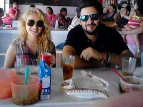 Twitter Paulina Rubio y Gerardo Bazúa fueron captados hace días mientras comían en un mercado en Sonora.
