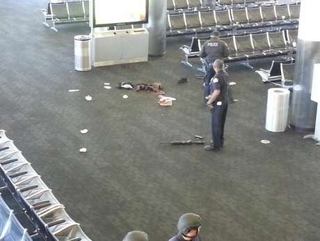 Rifle que teria sido utilizado por atirador é visto no chão do aeroporto Rifle que teria sido utilizado por atirador é visto no chão do aeroporto