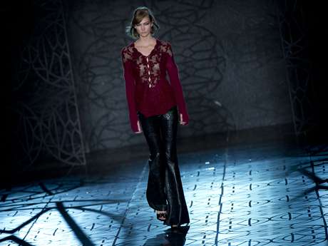 Karlie Kloss desfilou pela Animale com uma pantalona preta de couro, uma das tendências para o inverno <p>Karlie Kloss desfilou pela Animale com uma pantalona preta de couro, uma das tendências para o inverno </p>