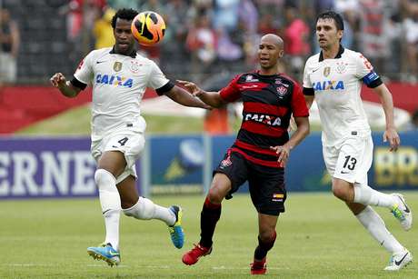 Artilheiro do Vitória, Dinei pode desfalcar o time diante do Flamengo; Cáceres também preocupa <p>Artilheiro do Vitória, Dinei pode desfalcar o time diante do Flamengo; Cáceres também preocupa</p>