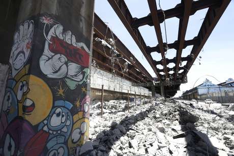 A prefeitura do Rio de Janeiro deu início à retirada da massa asfáltica da pista A prefeitura do Rio de Janeiro deu início à retirada da massa asfáltica da pista