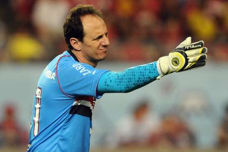 Aos 40 anos, Rogério Ceni jogará 24ª temporada seguida pelo São Paulo <p>Aos 40 anos, Rogério Ceni jogará 24ª temporada seguida pelo São Paulo</p>