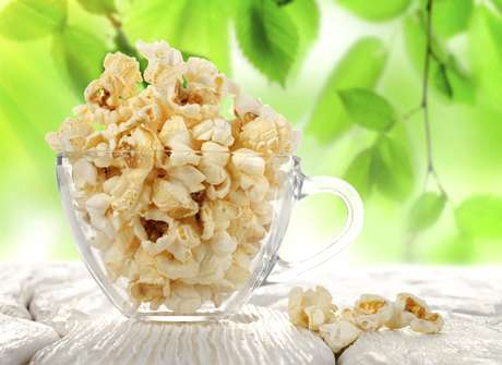 Se bater a vontade de comer um salgadinho, aposte na pipoca (sem manteiga, é claro), menos calórica e rica em antioxidantes <p>Se bater a vontade de comer um salgadinho, aposte na pipoca (sem manteiga, é claro), menos calórica e rica em antioxidantes</p>