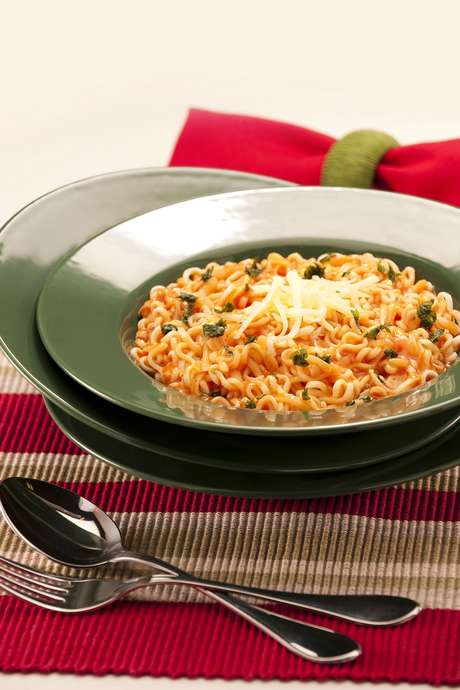 Faça macarrão instantâneo suave à pizzaiolo Faça macarrão instantâneo suave à pizzaiolo