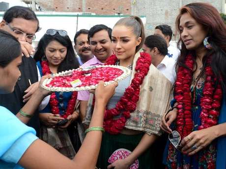 missuniverse.com Olivia Culpo en India