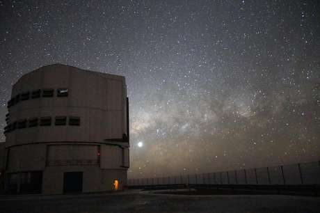 O VLT é um conjunto de quatro telescópios com espelhos de 8,2 metros, entre os maiores e mais modernos do mundo. Os cientistas no Brasil podem enviar propostas para usar o tempo de observação deste e de outros telescópios do ESO O VLT é um conjunto de quatro telescópios com espelhos de 8,2 metros, entre os maiores e mais modernos do mundo. Os cientistas no Brasil podem enviar propostas para usar o tempo de observação deste e de outros telescópios do ESO