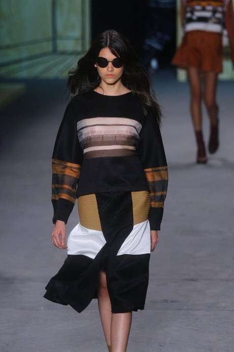 Neste sábado (09), a Espaço Fashion apresentou sua coleção de inverno no Fashion Rio; a coleção é inspirada no ambiente doméstico: tomadas, dobradiças e interruptores aparecem em desenhos gráficos Neste sábado (09), a Espaço Fashion apresentou sua coleção de inverno no Fashion Rio; a coleção é inspirada no ambiente doméstico: tomadas, dobradiças e interruptores aparecem em desenhos gráficos