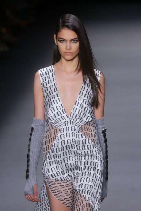 A grife Filhas de Gaia se apresentou neste sábado (09) no Fashion Rio; a coleção de inverno da marca traz muita transparência, decotes profundos e tule ilusion A grife Filhas de Gaia se apresentou neste sábado (09) no Fashion Rio; a coleção de inverno da marca traz muita transparência, decotes profundos e tule ilusion