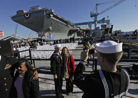 Marinheiros tiram fotos em frente ao porta-aviões USS Gerald Ford, que foi inaugurado em Newport News <p>Marinheiros tiram fotos em frente ao porta-aviões USS Gerald Ford, que foi inaugurado em Newport News</p>