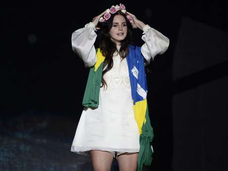 Cantora Lana Del Rey se apresenta no palco Terra do Planeta Terra Cantora Lana Del Rey se apresenta no palco Terra do Planeta Terra