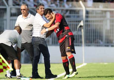 Cobiçado pelo Santos, Ney Franco tem acordo verbal com o Santos, mas vinda passa por seu auxiliar; clube nega loucura salarial <p>Cobiçado pelo Santos, Ney Franco tem acordo verbal com o Santos, mas vinda passa por seu auxiliar; clube nega loucura salarial</p>