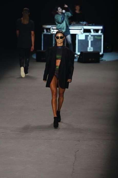 Thaila Ayala subiu à passarela exibindo boa forma, com barriguinha à mostra <p>Thaila Ayala subiu à passarela exibindo boa forma, com barriguinha à mostra</p>