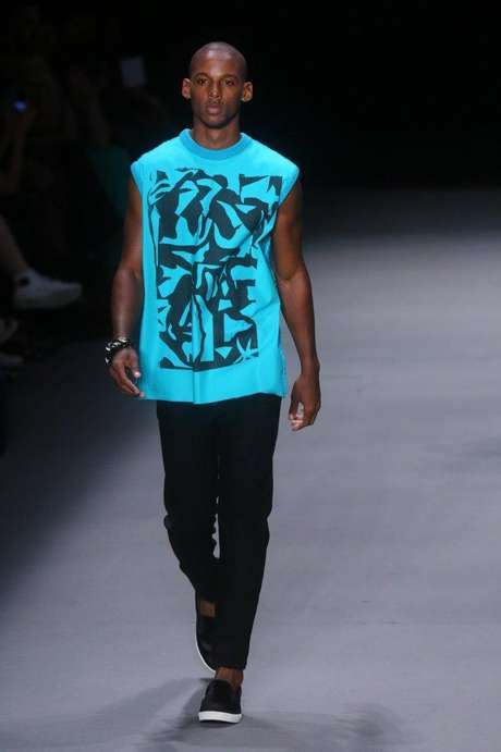A R. Groove foi a penúltima grife do dia neste sábado (09), no Fashion Rio; a grife apresentou uma coleção masculina com cores vibrantes, como verde, vermelho e azul-klein A R. Groove foi a penúltima grife do dia neste sábado (09), no Fashion Rio; a grife apresentou uma coleção masculina com cores vibrantes, como verde, vermelho e azul-klein