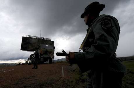 AFP en español <p>El gobierno venezolano advirtió que la custodia de los aires continua en altos niveles en todo el territorio nacional.</p>