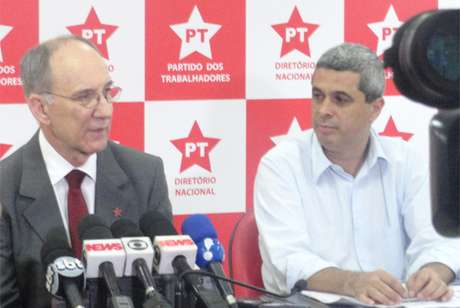 Rui Falcão (esq.) concedeu entrevista coletiva após a confirmação de sua reeleição para o cargo de presidente nacional do PT Rui Falcão (esq.) concedeu entrevista coletiva após a confirmação de sua reeleição para o cargo de presidente nacional do PT