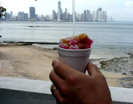 Feito com gelo picado, frutas, leite condensado e melaço, o raspao é uma versão local da raspadinha que faz sucesso refrescado panamenhos e turistas Feito com gelo picado, frutas, leite condensado e melaço, o raspao é uma versão local da raspadinha que faz sucesso refrescado panamenhos e turistas