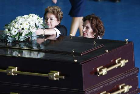 Ao lado da viúva de Jango, Maria Teresa Goulart (dir.), Dilma deposita flores sobre o caixão do ex-presidente <p>Ao lado da viúva de Jango, Maria Teresa Goulart (dir.), Dilma deposita flores sobre o caixão do ex-presidente</p>