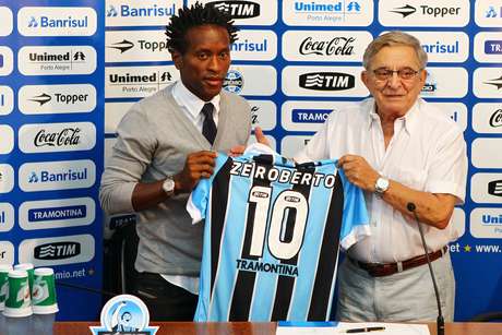 Zé Roberto foi contratado em 2012 e ainda pode renovar para 2014 Zé Roberto foi contratado em 2012 e ainda pode renovar para 2014