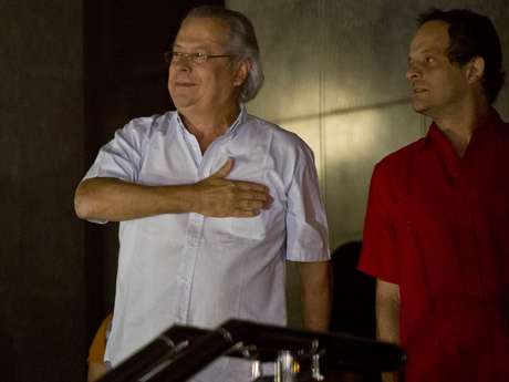 José Dirceu (ex-ministro-chefe da Casa Civil, considerado chefe da quadrilha do mensalão) foi condenado a 10 anos e 10 meses de prisão em regime inicial fechado José Dirceu (ex-ministro-chefe da Casa Civil, considerado chefe da quadrilha do mensalão) foi condenado a 10 anos e 10 meses de prisão em regime inicial fechado