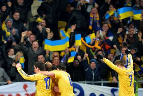 Jogadores da Ucrânia festejam vitória sobre a França em Kiev que deixa a equipe mais perto da Copa do Mundo Jogadores da Ucrânia festejam vitória sobre a França em Kiev que deixa a equipe mais perto da Copa do Mundo