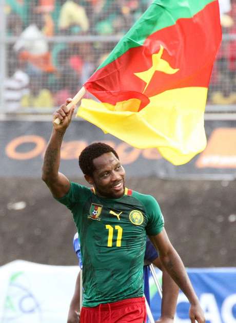 Jean Makoun festeja classificação de Camarões com a bandeira do país Jean Makoun festeja classificação de Camarões com a bandeira do país
